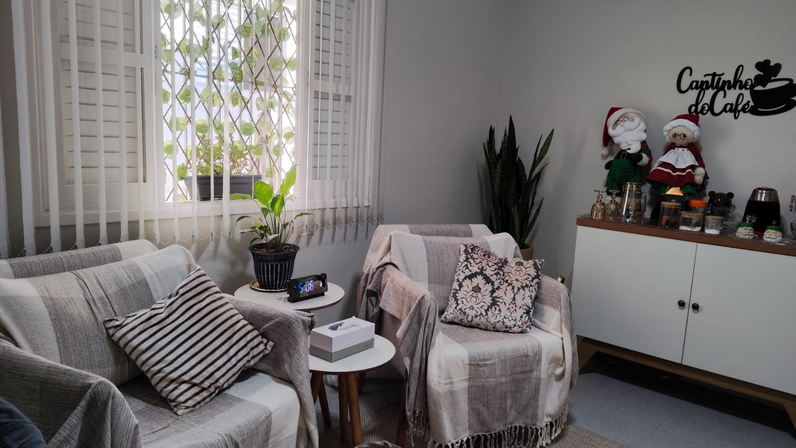 Consultório - sala de atendimento com poltronas cinzas e cantinho de café