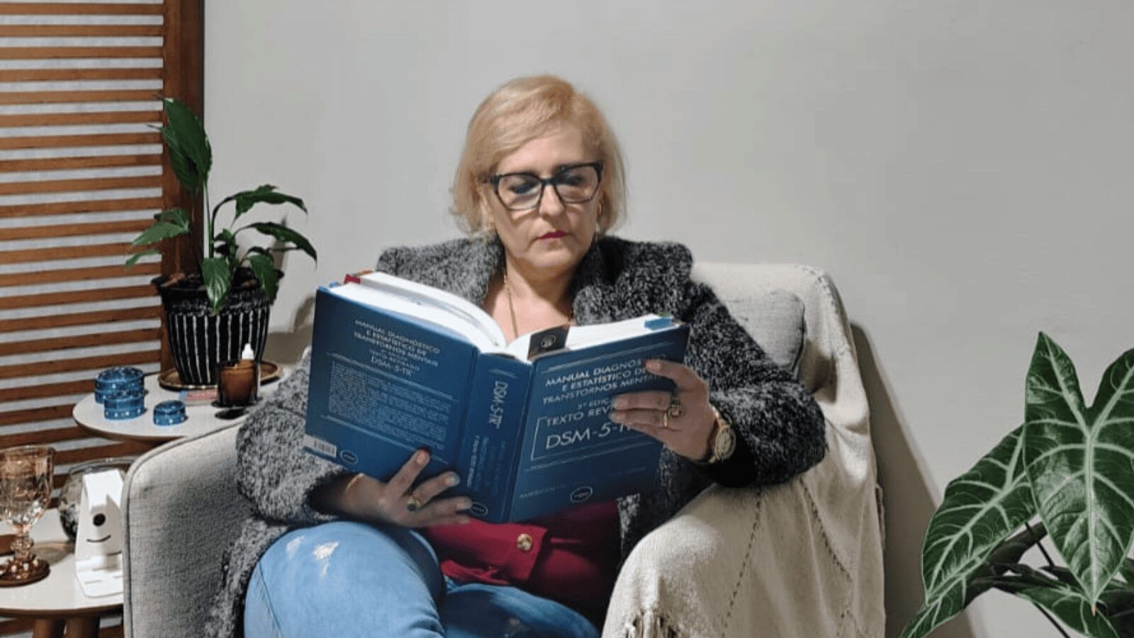 Psicóloga Silvia Guerra em momento de estudo com manual DSM-5